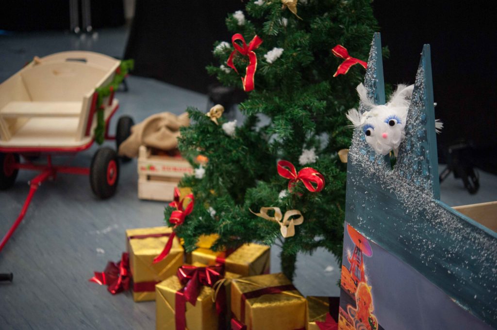 Das Zauberfloeckchen aus dem Theaterstück Warten auf das Christkind wartet am Weihnachtsbaum