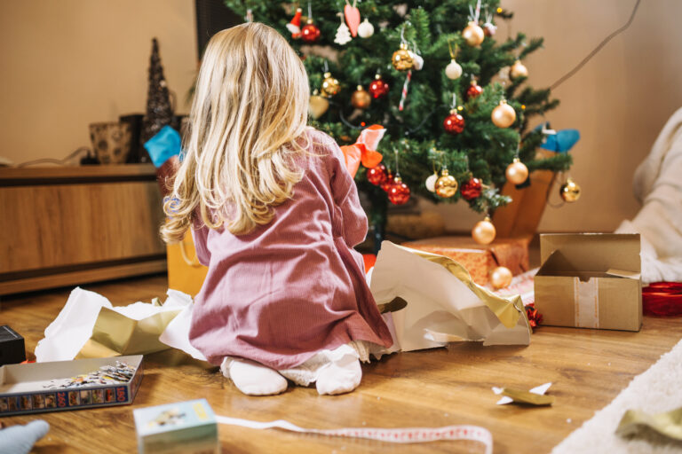 Knietief im Geschenkpapier